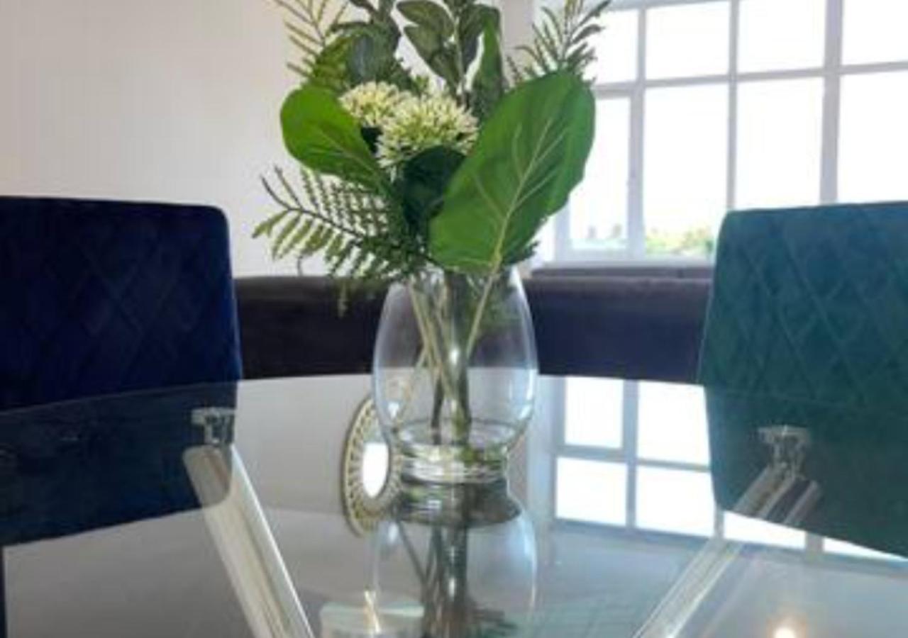 2 Bedroom Apartment - Flitwick - Contractor Friendly - Tourist Ready - Full Kitchen - Wifi - Smart Tv - Sofa Bed - Free Parking - Ideal For Short Or Long Stays 외부 사진